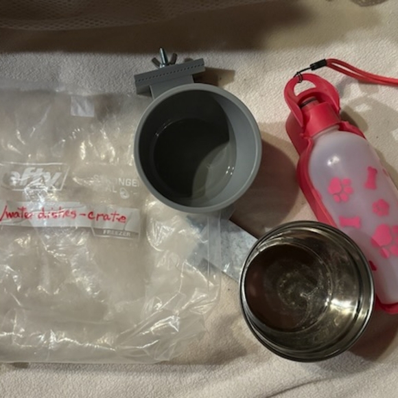 Water bottle and feeding bowls - Picture 3 of 5